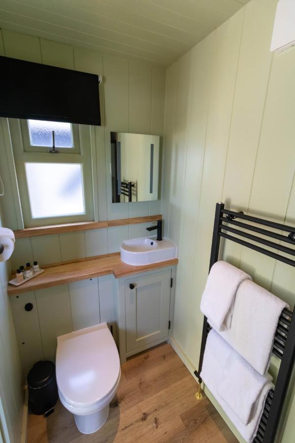 The Shire Luxury Converted Horse Lorry With Private Hot Tub Cyfie Farm Llanfyllin المظهر الخارجي الصورة